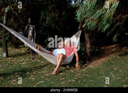 Gunter Sachs mit Ehefrau Mirja im Garten des Anwesens à Saint-Tropez, Frankreich 1970er Jahre.Gunter Sachs avec sa femme Mirja dans le jardin de leur maison à Saint Tropez, France des années 1970. Banque D'Images