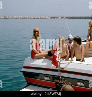 Mirja Larson, Ehefrau von Unternehmer Gunter Sachs, mit Sohn Christian Gunnar und dessen Freuden im Urlaub, ca.1974. Mirja Larson, épouse de l'entrepreneur Gunter Sachs, avec leur fils Christian Gunnar et ses amis en vacances, environ 1974. Banque D'Images