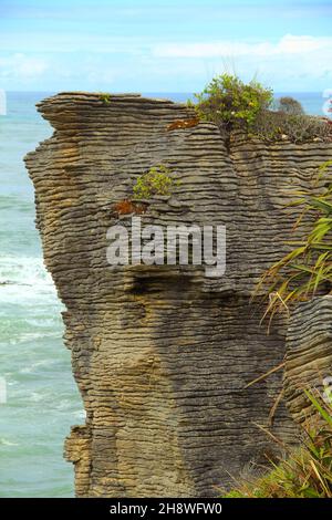 Rochers de crêpes à Punakaiki, Nouvelle-Zélande.Les rochers Pancake à Dolomite point près de Punakaiki sont une zone calcaire fortement érodée où la mer éclate Banque D'Images