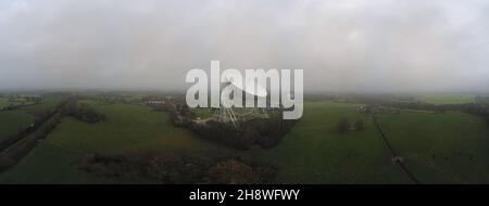 Vue panoramique sur le centre de découverte de Jodrell Bank par une journée nuageux Banque D'Images