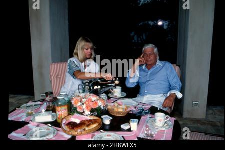 Gunter Sachs mit Ehefrau Mirja BEI Kaffee und Kuchen auf der Terasse des Anwesens in St. Tropz, Frankreich 2000er.Gunter Sachs avec sa femme Mirja ayant un café et un gâteau sur la terrasse de leur résidence à Saint Tropez, France 2000. Banque D'Images