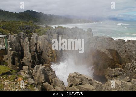 Rochers de crêpes à Punakaiki, Nouvelle-Zélande.Les rochers Pancake à Dolomite point près de Punakaiki sont une zone calcaire fortement érodée où la mer éclate Banque D'Images