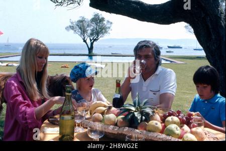 Mirja Larson und Unternehmer Gunter Sachs mit Sohn Christian Gunnar im Urlaub, ca.1974. Mirja Larson et l'entrepreneur Gunter Sachs, avec leur fils Christian Gunnar en vacances, environ 1974. Banque D'Images