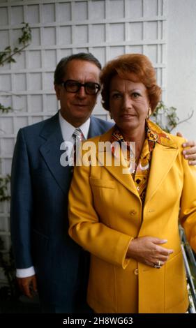 Johannes Mario Simmel, österreichischer Schiftsteller, mit Ehefrau Helena à Cannes, Frankreich 1976.L'auteur autrichien Johannes Mario Simmel et sa femme Helena chez eux à Cannes, France 1976. Banque D'Images