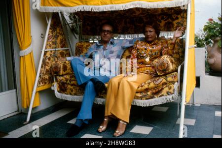 Johannes Mario Simmel, österreichischer Schiftsteller, mit Ehefrau Helena in der Hollywof Schaukel auf der Dachterrasse ihres Hauss à Cannes, Frankreich 1976.L'auteur autrichien Johannes Mario Simmel et sa femme Helena sur la terrasse de leur maison à Cannes, France 1976. Banque D'Images