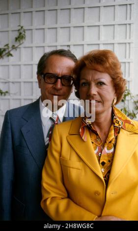 Johannes Mario Simmel, österreichischer Schiftsteller, mit Ehefrau Helena à Cannes, Frankreich 1976.L'auteur autrichien Johannes Mario Simmel et sa femme Helena chez eux à Cannes, France 1976. Banque D'Images