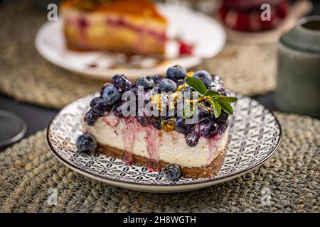 Morceau de tarte au cheesecake avec des bleuets frais Banque D'Images