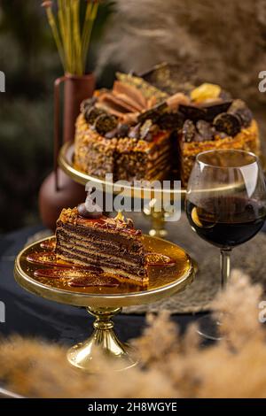 Gâteau Deliciouse à la crème au chocolat. Gâteau traditionnel hongrois de Dobos Banque D'Images