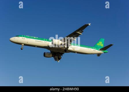 AER Lingus Airbus A321 avion de ligne EI-CPF en finale pour atterrir à l'aéroport de Londres Heathrow, Royaume-Uni, dans un ciel bleu.Compagnie aérienne irlandaise.L'avion nommé St Ida Banque D'Images