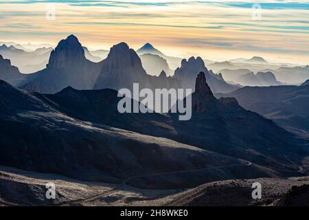 Les montagnes Ahaggar dans le désert du sahara d'algérie au lever du soleil Banque D'Images