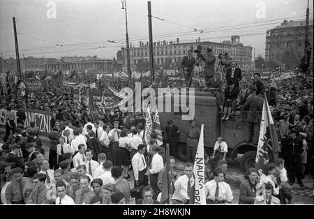 Varsovie, 1946-05-01.Obchody œwiêta 1 maja.NZ. Uczestnicy manifestement cji na placu Zwyciêstwa (placu Saskim).Z prawej dom Funduschu Kwaterunku Wojskowego (tzw. dom bez kantów), obok z lewej zniszczony podczas II wojny œwiatowej budynek Hotelu Europejskiego.Na dachu samochodu ekipa Polskiej Kroniki Filmowej (PKF), m.in. Opérateur W³adys³aw Forbert (C z kamer¹). ka PAP/Stanis³aw D¹browieckiVarsovie, le 1er mai 1946.La cérémonie du jour de mai.Photo : participants à la cérémonie à la place Zwyciestwa (ancienne Saski).De droite le conseil militaire plat, le soi-disant hHouse sans coin), de le Banque D'Images