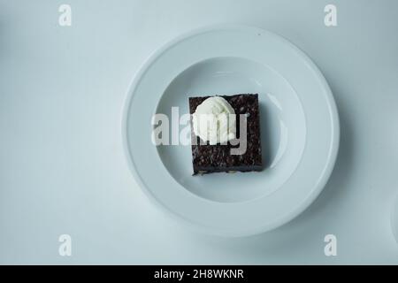 tranche de brownie et de crème glacée sur l'assiette de la table Banque D'Images