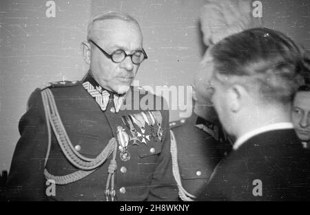 Varsovie, 1946-05-09.Uroczystoœæ wrêczenia Medalu Zwyciêstwa i Wolnoœci 1945, ustanowionego dekretem Rady Ministrów zatwierdzonym przez KRN z dnia 26 paŸdziernika 1945 roku.Z okazji pierwszej rocznicy zakoñczenia II wojny œwiatowej Edward Osóbka-Morawski dekoruje medalem osoby, które przyczyni³y siê do zwyciêstwa nad faszyzmem hitlerowskim W resioke wojny 1939-1945Varsovie, le 9 mai 1946.La cérémonie d'octroi de la Médaille de la victoire et de la liberté 1945, établie par décret du Conseil des ministres et approuvée par le Conseil national polonais KRN le 26 octobre Banque D'Images