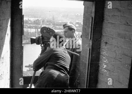 Szczecin, 1946 r.Ekipa filmowa krêci materia³ o porcie.W³adys³aw Forbert (L) i Mieczys³aw Wiesio³ek. po/ms PAP/Bogus³aw Lambach Szczecin, 1946.Filmer le port.En photo : opérateurs - Wladyslaw Forbert (à gauche) et Mieczyslaw Wiesiolek (à droite). po/dl PAP/B.Lambach Banque D'Images