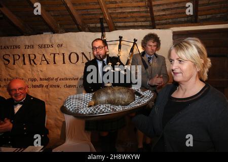 Burns Cottage, Alloway, Ayrshire, Écosse, Royaume-Uni.Un souper Burns est une célébration de la vie et de la poésie du poète Robert Burns, l'auteur de nombreux poèmes écossais.Les dîners se tiennent normalement à l'anniversaire du poète, le 25 janvier, connu sous le nom de Burns Night.Toutefois, en principe, des célébrations peuvent avoir lieu à tout autre moment de l'année.Ce dîner Burns a été pris à l'intérieur du lieu de naissance de Robert Burns Banque D'Images