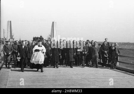 Szczecin, 1946.Uroczyste otwarcie odbudowanego mostu C³owego na Regalicy (Odrze Wschodniej).poœwiêcenie mostu. wb PAP Dok³adny miesi¹c i dzieñ wydarzenia nieustalone.Szczecin, 1946.La cérémonie d'ouverture du pont Clowy reconstruit sur Regalica (Odra orientale).Photo : la consécration du pont. wb PAP Banque D'Images