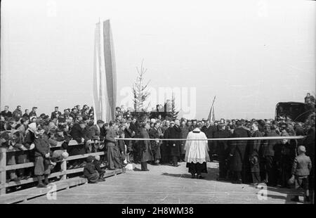 Szczecin, 1946.Uroczyste otwarcie odbudowanego mostu C³owego na Regalicy (Odrze Wschodniej). wb PAP Dok³adny miesi¹c i dzieñ wydarzenia nieustalone.Szczecin, 1946.Cérémonie d'ouverture du pont de Clowy sur Regalica (Odra orientale). wb PAP Banque D'Images