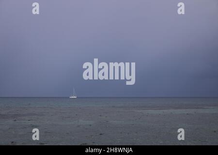 Bateau naviguant dans la prochaine tempête. Voilier par mauvais temps, c'est naviguer à la mer ouverte. Yacht à voile sous un ciel de nuages. Banque D'Images