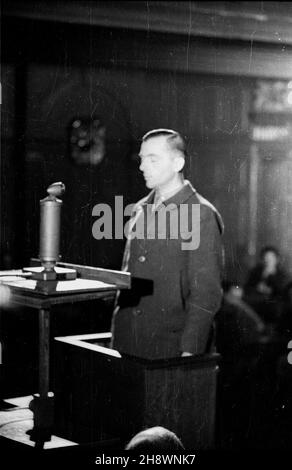 Poznañ, 1946.Aula Uniwersyteu Poznañskiego.W dniach od 21 czerwca do 9 lipca toczy³ siê przed Najwy¿szym Trybuna³em Narodowym W Poznaniu proces gaulaitera Kraju Warty Artura Greisera.Greiser zosta³ skazany na karê œmierci.Wyrok wykonano publicznie dnia 21 lipca 1946 roku na stokach poznañskiej cytadeli.ZZ. Zeznania œwiadka. msa PAP/J.¯yszkowski Dok³adny miesi¹c i dzieñ wydarzenia nieustalone.Poznan, 1946.Salle de conférence de l'Université de Poznan.Un procès de Gaulaiter (gouverneur) de la région de la rivière Warta Artur Greiser a eu lieu devant le plus haut tribunal national de juin 21 à juillet Banque D'Images