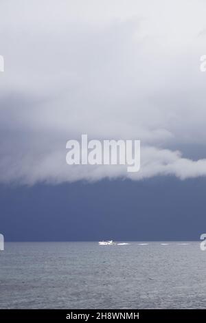 Bateau naviguant dans la prochaine tempête. Voilier par mauvais temps, c'est naviguer à la mer ouverte. Yacht à voile sous un ciel de nuages. Banque D'Images