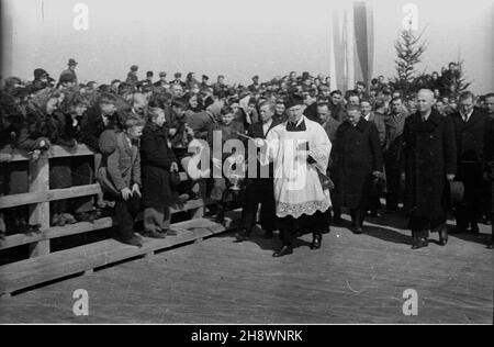 Szczecin, 1946.Uroczyste otwarcie odbudowanego mostu C³owego na Regalicy (Odrze Wschodniej).poœwiêcenie mostu. wb PAP Dok³adny miesi¹c i dzieñ wydarzenia nieustalone.Szczecin, 1946.La cérémonie d'ouverture du pont Clowy reconstruit sur Regalica (Odra orientale).Photo : la consécration du pont. wb PAP Banque D'Images