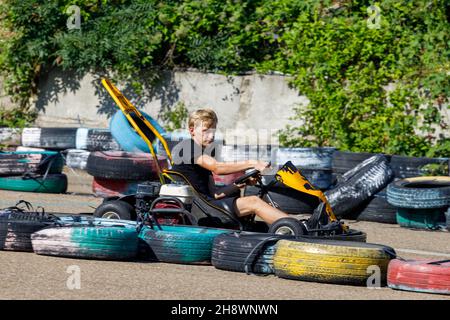 Russie.Tuapse.08.08.2021 Un jeune homme fait du kart en été.Photo de haute qualité Banque D'Images