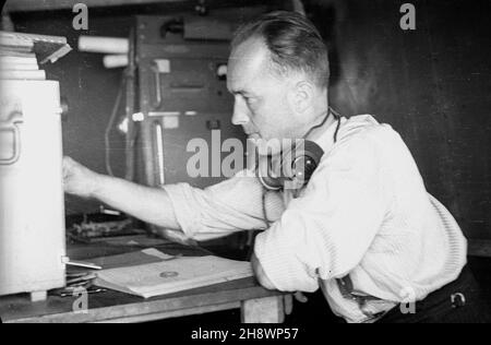 Varsovie, 1946.Port de Centralny Lotniczy Okêcie.Przedsiêbiorstwo Polskie Linie Lotnicze LOT SP. z O. O. zosta³o reaktywane rok wczeœniej (pod przymusowym zarz¹dem pañstwowym) NZ. Radioopérateur przy pracy PP PAP/Stanis³aw D¹browieckiVarsovie, 1946.L'aéroport d'Okecie.LOT Ltd. Transporteur national polonais, réactivé l'année précédente sous la supervision de l'État de la compagnie.Photo : opérateur radio au travail. pp PAP/Stanislaw Dabrowiecki Banque D'Images