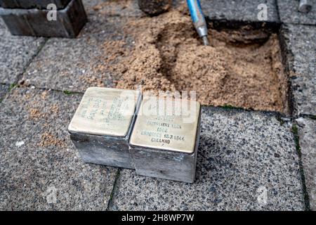 02 décembre 2021, NRW, Düsseldorf: Deux Stolpersteine précédemment volées commémorant le sort du couple marié Berta et Max Back sont réintégrés.Les deux Stolperstéine avaient été arraché de force de la rue dans le district de Pempelfort au début du mois de novembre.Deux semaines plus tard, un citoyen découvrit les pierres volées dans un parc et les amena à la police.Photo: Malte Krudewig/dpa Banque D'Images