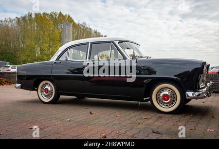 BRUMMEN, PAYS-BAS - 23 octobre 2021 : la Simca Vedette a été fabriquée de 1954 à 1961 par le constructeur automobile français Simca Banque D'Images