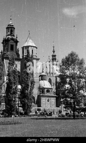 Cracovie, 1946.Katedra na Wawelu pw.Œwiêtych Stanis³awa i Wac³awa, z lewej kaplica pw.Niepokalanego Poczêcia N.M.P. zwana Wazów, wzorowana na Zygmuntowskiej. gr PAP Dok³adny miesi¹c i dzieñ wydarzenia nieustalone.Cracovie, 1946.La cathédrale Saint-Stanislaus et Vaclav au château royal de Wawel avec un cloître de chapelles.De gauche à droite, la Sainte Marie de l'Immaculée conception s'appelle la chapelle de Vasa (Wazow), inspirée de la chapelle Zygmuntowska (Sigismundus'). gr PAP Banque D'Images