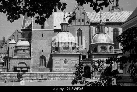 Cracovie, 1946.Katedra na Wawelu pw.Œwiêtych Stanis³awa i Wac³awa, otoczona wieñcem kaplic, z prawej renesansowa kaplica pw.Wniebowziêcia N.M.P. zwana Zygmuntowsk¹, z lewej kaplica pw.Niepokalanego Poczêcia N.M.P. zwana Wazów, wzorowana na Zygmuntowskiej. gr PAP Dok³adny miesi¹c i dzieñ wydarzenia nieustalone.Cracovie, 1946.La cathédrale Saint-Stanislaus et Vaclav au château royal de Wawel avec un cloître de chapelles.De droite la Sainte Marie Assomption Renessaince Chapelle appelée Zygmuntowska (Sigismundus'), de gauche la Sainte Marie de l'Immaculée conception appelée chapelle de Vasa (Wazow) Banque D'Images