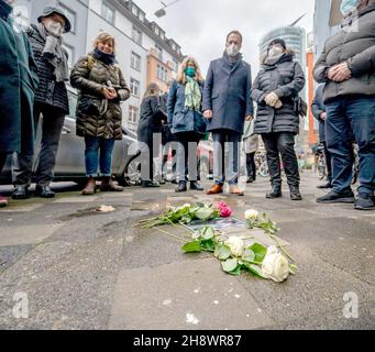 Düsseldorf, Allemagne.02e décembre 2021.Le Lord maire de Düsseldorf, Stephan Keller (CDU, 2e à partir de la droite), et Hildegard Jakobs (r), historien et directeur adjoint du mémorial, se réunissent avec d'autres personnes devant deux Stolpersteine sur Venloer Straße.Les deux Stolperstéine avaient été arraché de force de la rue dans le district de Pempelfort au début du mois de novembre.Deux semaines plus tard, un citoyen découvrit les pierres volées dans un parc et les amena à la police.Ils ont maintenant été remis en place.Credit: Malte Krudewig/dpa/Alay Live News Banque D'Images