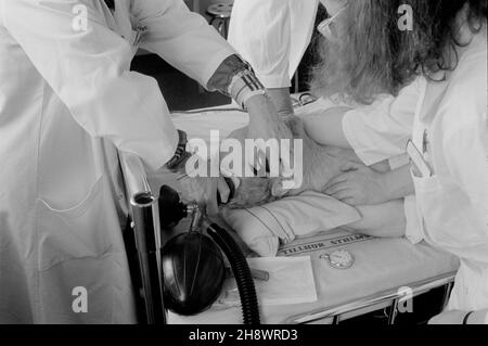Vieil homme recevant une thérapie électroconvulsive à l'hôpital psychiatrique Beckomberga sjukhus à Bromma, Stockholm, Suède.Photo prise au cours des années 1980, avec une infirmière tenant le patient et un médecin appliquant les pédales ECT à la tête de l'ancien homme. Banque D'Images
