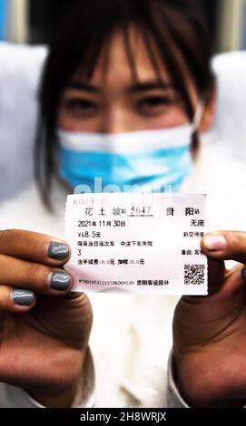 (211202) -- WEINING, 2 décembre 2021 (Xinhua) -- Un passager présente son billet sur le train 5647 reliant Zhaotong dans la province du Yunnan au sud-ouest de la Chine et Guiyang dans la province du Guizhou au sud-ouest de la Chine, le 30 novembre 2021.En 2003, le train de 5648/5647 reliant la ville de Zhaotong, province du Yunnan au sud-ouest de la Chine, à la ville de Guiyang, province du Guizhou au sud-ouest de la Chine, a été mis en service.Avec une vitesse moyenne de 40 km/h, le train s'arrête à 18 stations en chemin.Le trajet complet de 407 km dure 9 heures et 31 minutes.Les villageois locaux considèrent le « train lent » comme un train économique et fiable Banque D'Images