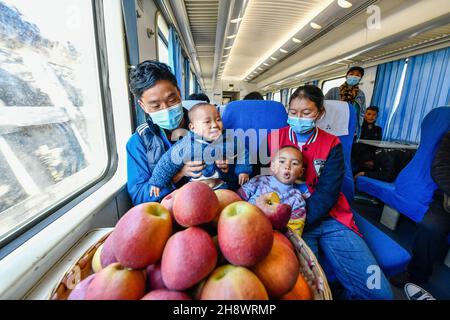 (211202) -- WEINING, 2 décembre 2021 (Xinhua) -- Une famille prend le train 5647 pour Liupanshui ville du sud-ouest de la Chine province de Guizhou, 30 novembre 2021.En 2003, le train de 5648/5647 reliant la ville de Zhaotong, province du Yunnan au sud-ouest de la Chine, à la ville de Guiyang, province du Guizhou au sud-ouest de la Chine, a été mis en service.Avec une vitesse moyenne de 40 km/h, le train s'arrête à 18 stations en chemin.Le trajet complet de 407 km dure 9 heures et 31 minutes.Les villageois locaux considèrent le « train bas » comme un moyen rentable et fiable de se déplacer pour vendre leurs produits agricoles au monde en dehors de l' Banque D'Images