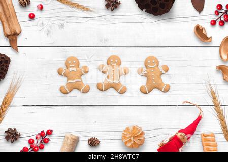 Joyeux Noël biscuits sur une table en bois, entouré de décorations de Noël.Le concept de la préparation alimentaire et des célébrations au cours de la famille Nouveau Banque D'Images