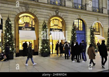 France, Paris (75) 1er arrondissement, 2021 illuminations de Noël, place Vendôme, Cartier boutique de luxe Banque D'Images