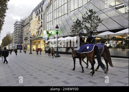 France, Paris (75) 8ème arrondissement, 2021 illuminations de Noël, avenue des champs Elysées, Unite Equestre 93 police de chevaux Banque D'Images