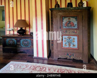 Autriche, chambre moderne, mobilier ancien peint, armoire et commode du XIXe siècle Banque D'Images