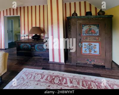 Autriche, chambre moderne, mobilier ancien peint, armoire et commode du XIXe siècle Banque D'Images