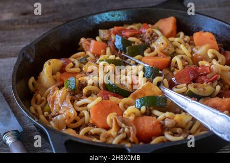 Faites cuire le plat avec du macaroni, des légumes et du bœuf haché Banque D'Images