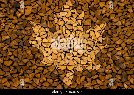 Motif feuilles d'érable dans un tas de bois au centre de sucre d'érable de la famille Wyckoff, Jeffersonville, Vermont, États-Unis Banque D'Images