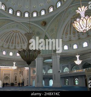 Tchétchénie, Russie - 10 septembre 2021 : Mosquée blanche dans les intérieurs de Shali.La mosquée du prophète Mahomet appelée « fierté des musulmans » en marbre blanc Banque D'Images