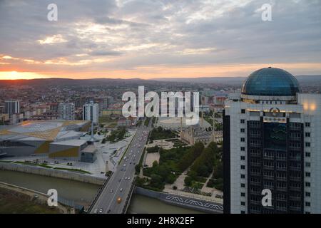 Grozny, tchétchène, Russie - 13 septembre 2021 : vue depuis le pont d'observation de la ville de Grozny au coucher du soleil Banque D'Images