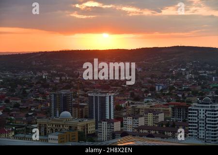 Grozny, tchétchène, Russie - 13 septembre 2021 : vue depuis le pont d'observation de la ville de Grozny au coucher du soleil Banque D'Images