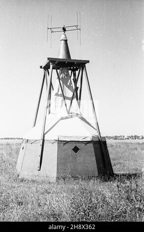 Varsovie, 1946.Port de Centralny Lotniczy Okêcie.Przedsiêbiorstwo Polskie Linie Lotnicze LOT SP. z O. O. zosta³o reaktywane rok wczeœniej (pod przymusowym zarz¹dem pañstwowym) NZ. antena nadawczo-odbiorcza. PAP pp/Stanis³aw D¹browieckiVarsovie, 1946.L'aéroport d'Okecie.LOT Ltd. Transporteur national polonais, réactivé l'année précédente sous la supervision de l'État de la compagnie.Photo : antenne de réception et de transmission. pp PAP/Stanislaw Dabrowiecki Banque D'Images