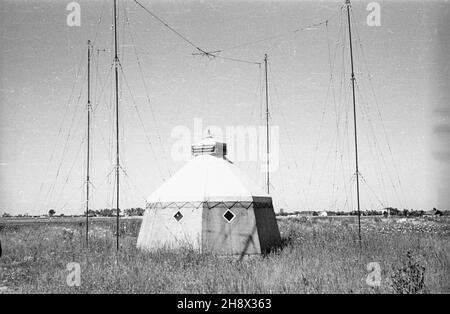 Varsovie, 1946.Port de Centralny Lotniczy Okêcie.Przedsiêbiorstwo Polskie Linie Lotnicze LOT SP. z O. O. zosta³o reaktywane rok wczeœniej (pod przymusowym zarz¹dem pañstwowym) NZ. anten nadawczo-odbiorcze i radiolokacyjne. pp PAP/Stanis³aw D¹browieckiVarsovie, 1946.L'aéroport d'Okecie.LOT Ltd. Transporteur national polonais, réactivé l'année précédente sous la supervision de l'État de la compagnie.Photo : antennes. pp PAP/Stanislaw Dabrowiecki Banque D'Images