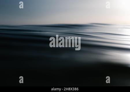 Paysage marin tranquille d'un océan sans fin avec des eaux calmes et ondulées sous un ciel bleu avec des nuages Banque D'Images