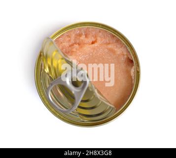 Caviar en boîte de Pollock isolé sur fond blanc. Banque D'Images