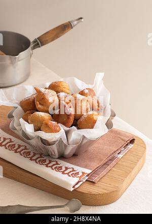 De dessus beignes frits en profondeur donut placé sur un plateau en bois sur une table dans la cuisine Banque D'Images